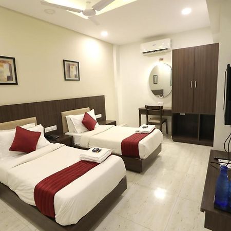 Hotel Privya Rooms And Banquet Surat Exterior foto