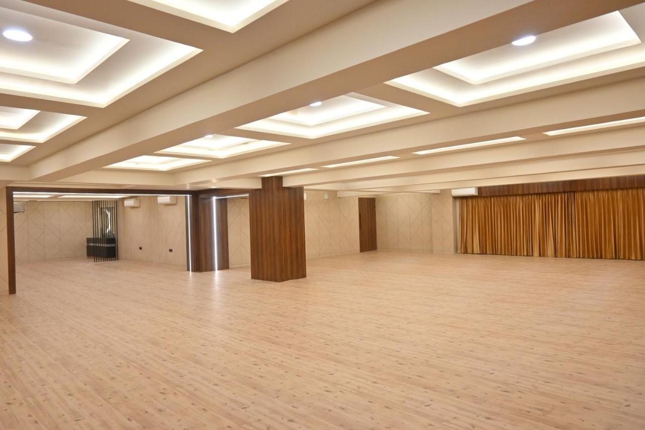 Hotel Privya Rooms And Banquet Surat Exterior foto