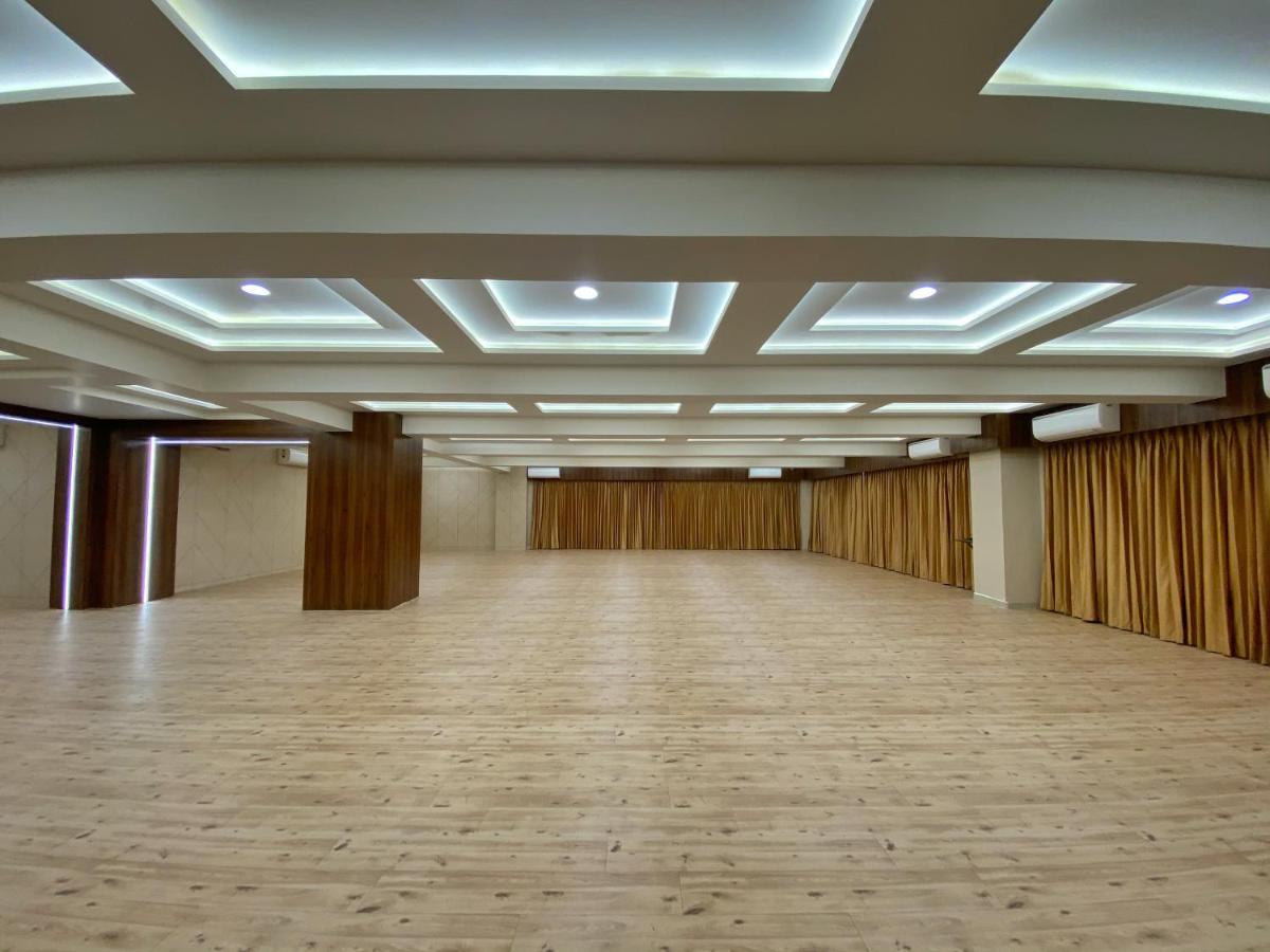 Hotel Privya Rooms And Banquet Surat Exterior foto