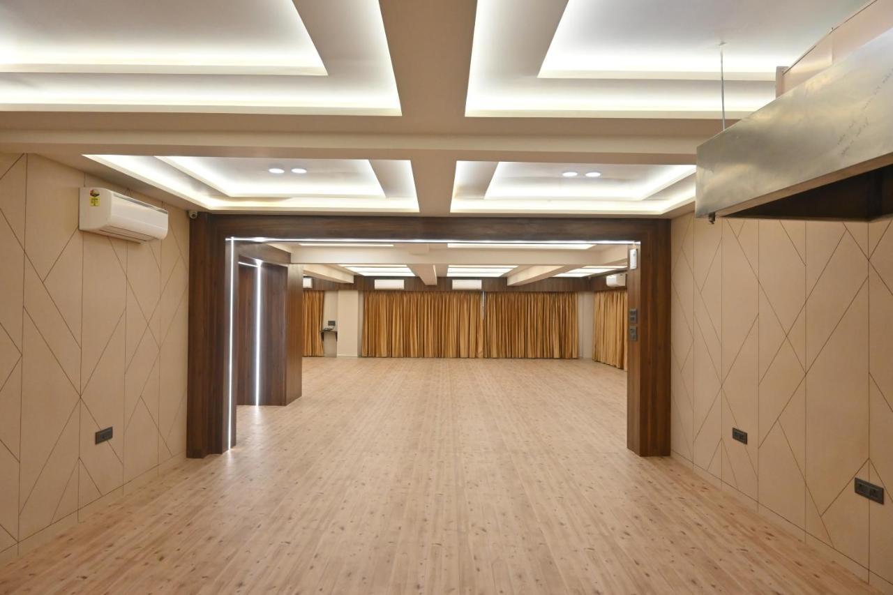 Hotel Privya Rooms And Banquet Surat Exterior foto