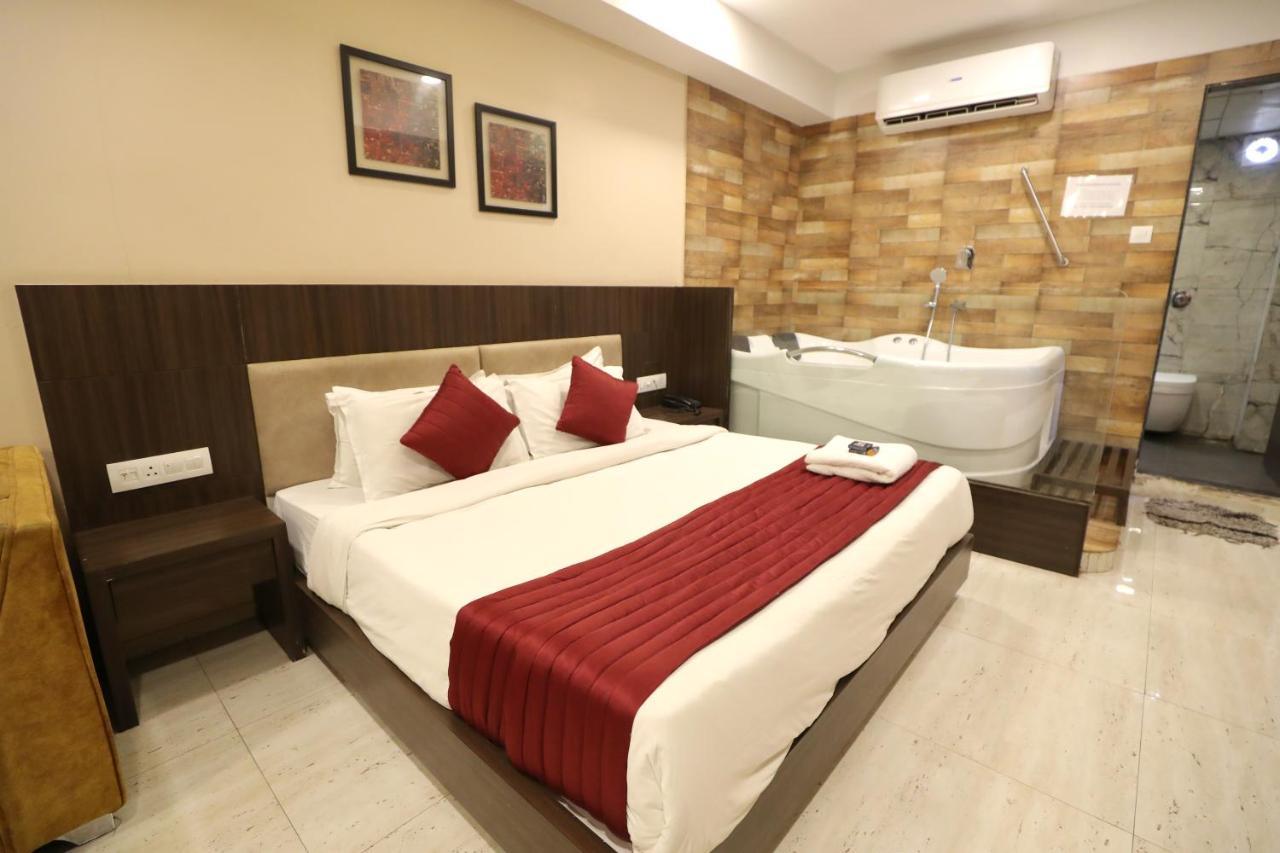 Hotel Privya Rooms And Banquet Surat Exterior foto