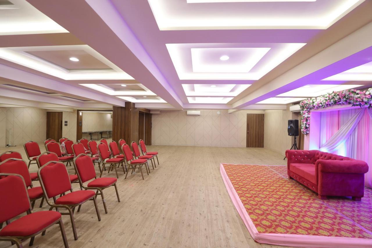 Hotel Privya Rooms And Banquet Surat Exterior foto